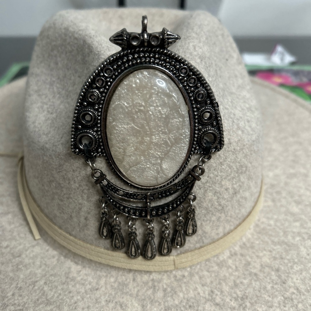 Elegant Cream Fedora hat with Silver Accent - Picture 2 of 9
